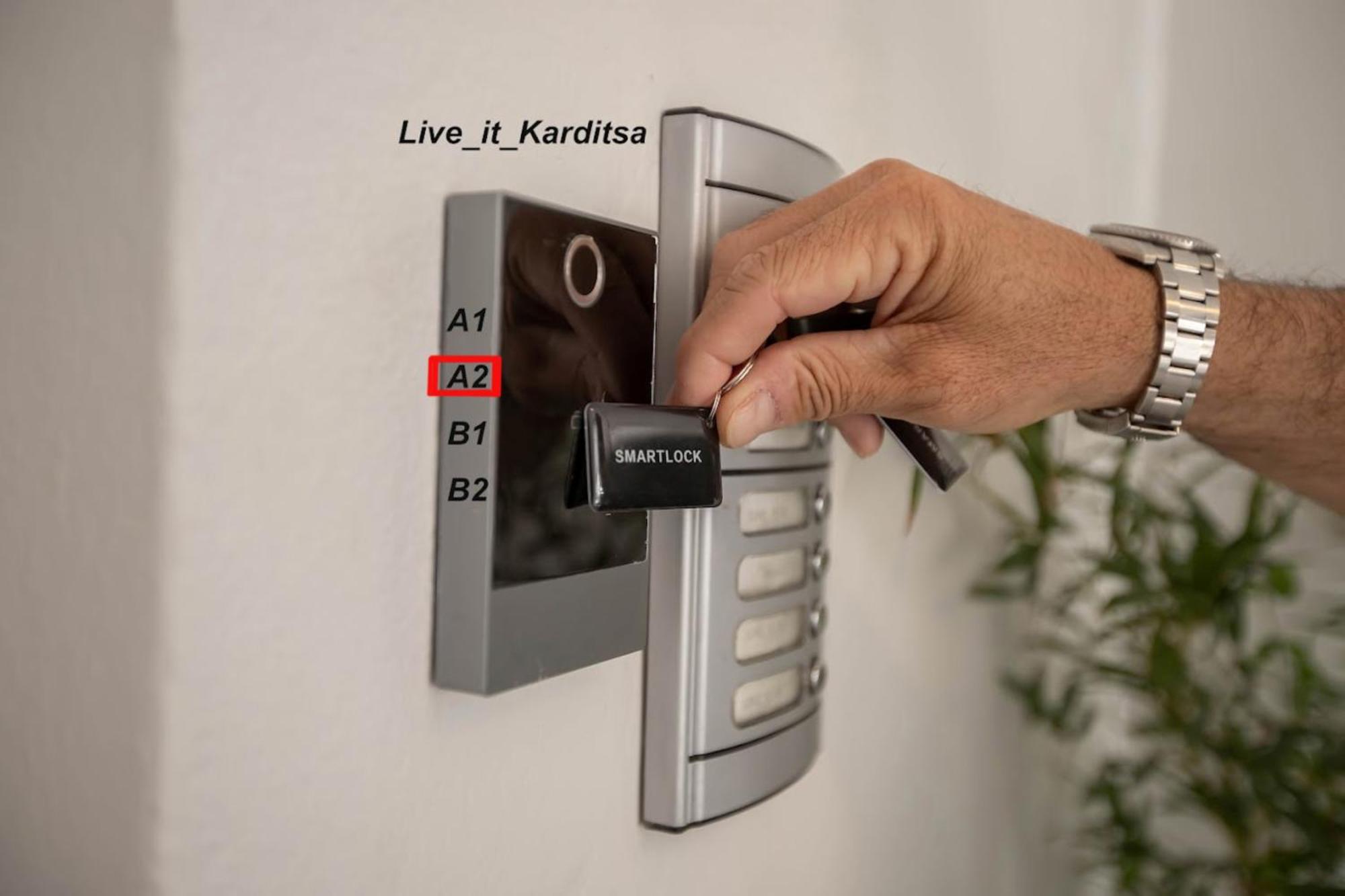 Live It _ Karditsa Luaran gambar
